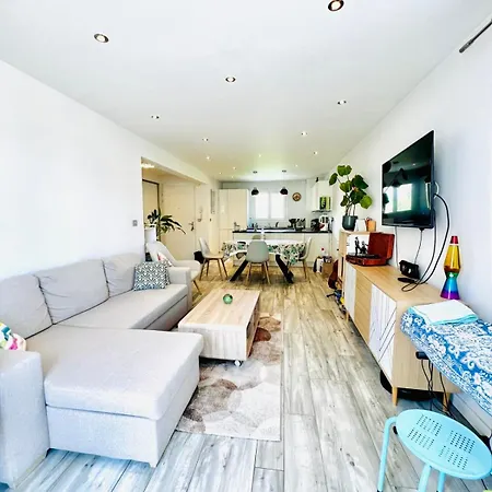Les Acacias Apartment