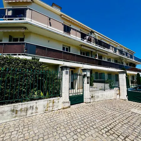 Les Acacias Apartment